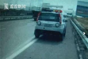 民警抓人吃瓜群众视频真实,吃瓜群众围观，一幕真实上演